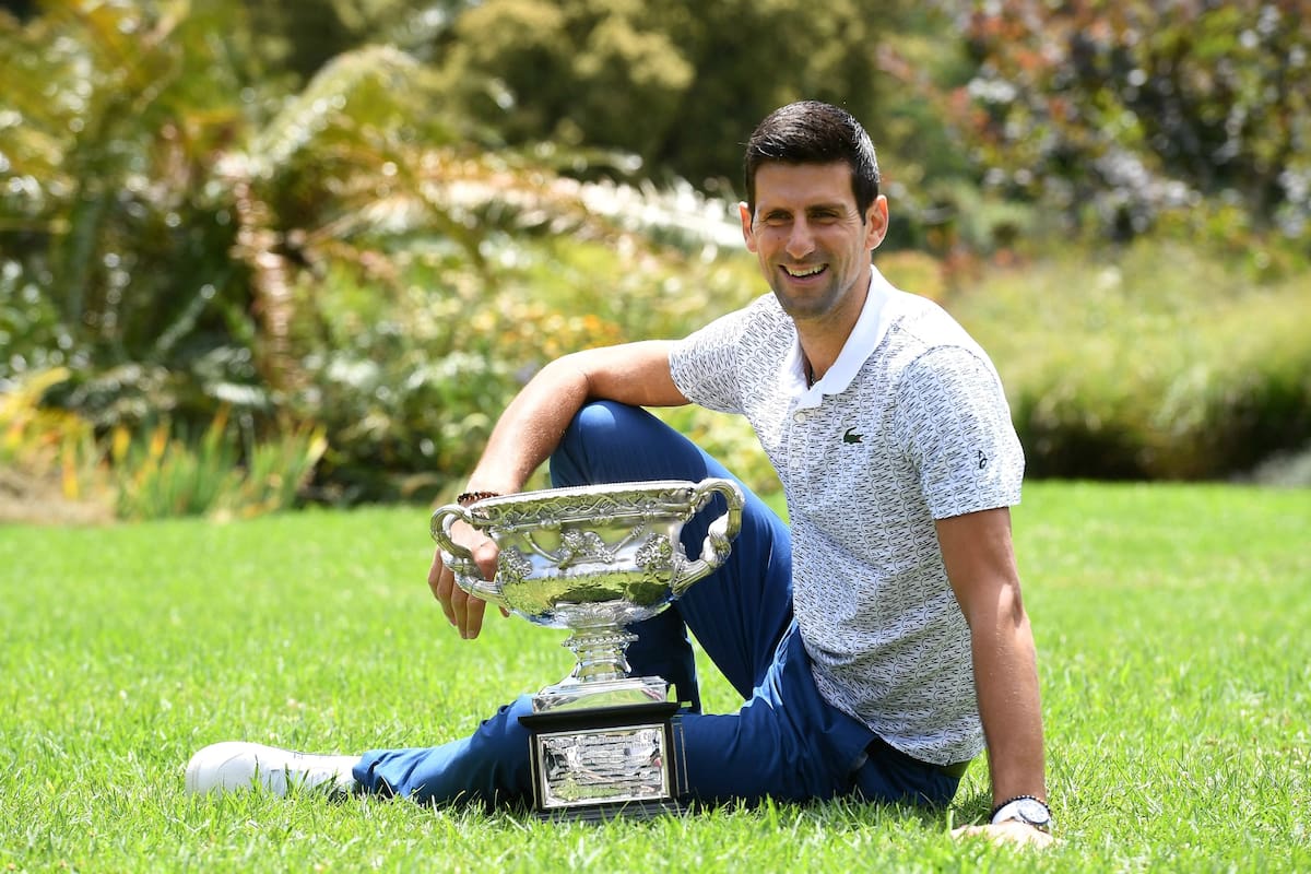 Djokovic posa con el trofeo de campeón de Australia en el Jardín Botánico de Melbourne