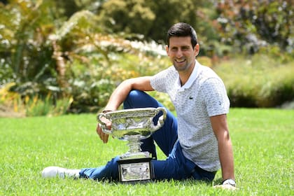 Djokovic posa con el trofeo de campeón de Australia en el Jardín Botánico de Melbourne