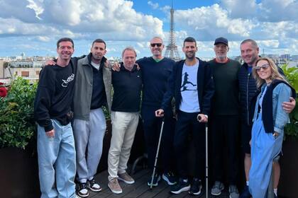 Djokovic posa en muletas con su equipo con la Torre Eiffel de fondo (Instagram @djokernole)