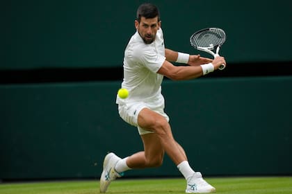 Djokovic prepara un revés; el serbio lleva diez años sin perder en el court central del All England, desde la final de 2013
