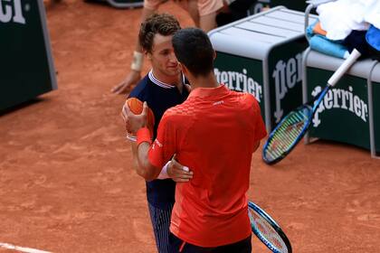 Djokovic recibe las felicitaciones de parte de su vencido en la final, el noruego Casper Ruud