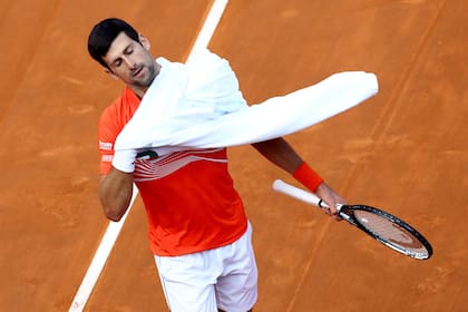 Djokovic retomó los entrenamientos, pero despertó una controversia