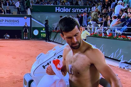 Djokovic se cambia la remera durante un descanso y deja al descubierto el dispositivo