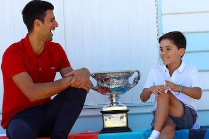 Djokovic se divierte durante la entrevista realizada por el chico serbio Andrija Mihajlovic