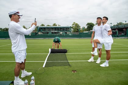 Djokovic, simpático, tras un entrenamiento con el estadounidense Brandon Nakashima, antes del comienzo de Wimbledon