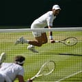 Djokovic ganó una batalla en Wimbledon y la cerró con un punto final insólito que levantó al público