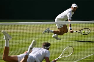 Djokovic ganó una batalla en Wimbledon y la cerró con un punto final insólito que levantó al público