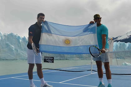 Djokovic y Nadal, en 2013, fueron protagonistas de una promoción del glaciar Perito Moreno, peloteando arriba de un barco.