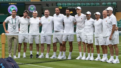 Djokovic y Sinner con sus equipos