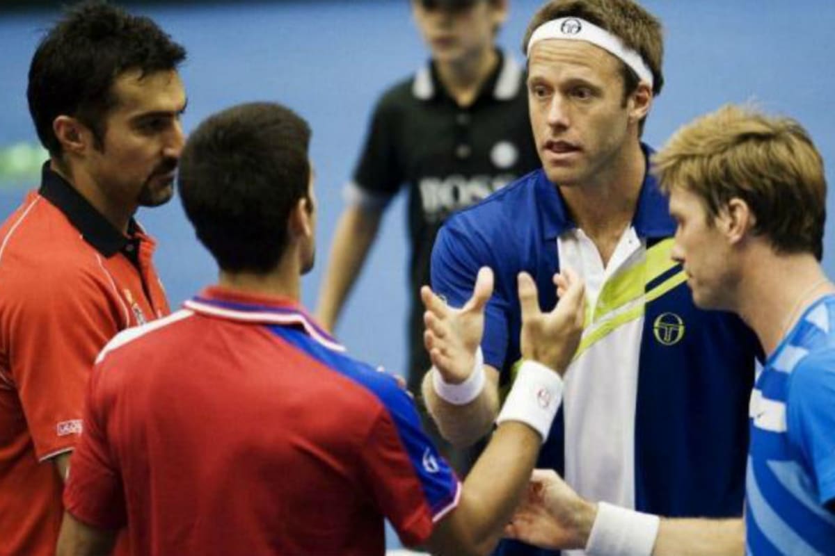 Djokovic y Zimonjic se saludan tras el final del dobles con Lindsted y Aspelin
