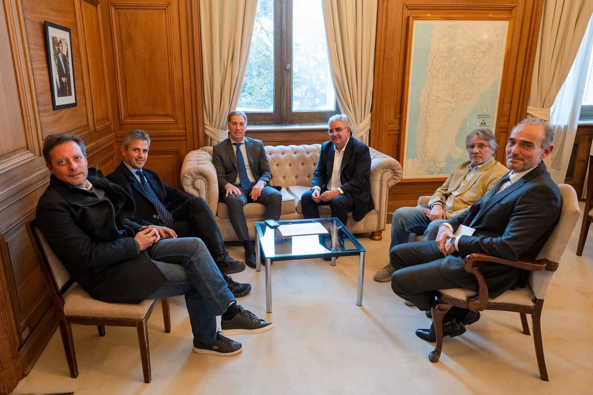 DLO37VDXT5BE3NESRPTYJLLY7I
El jefe de Gabinete, Diego Santilli, recibió al gobernador de Catamarca, Raúl Jalil, junto al titular de la Cámara de Diputados, Martín Menem, y el funcionario Eduardo Lule Menem
