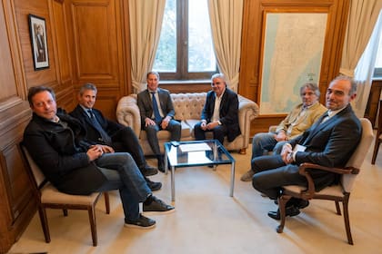 El jefe de Gabinete, Diego Santilli, recibió al gobernador de Catamarca, Raúl Jalil, junto al titular de la Cámara de Diputados, Martín Menem, y el funcionario Eduardo Lule Menem