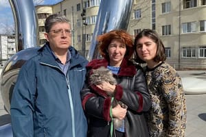 Dmitri, Oksana - con su gato - y Anastasia Pavlova tras el rescate de Mariupol