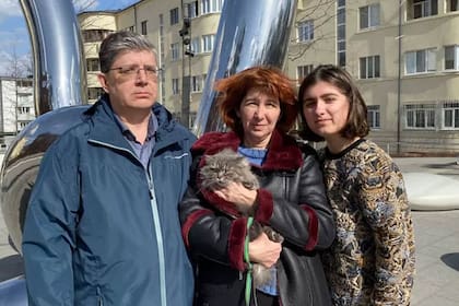 Dmitri, Oksana - con su gato - y Anastasia Pavlova tras el rescate de Mariupol