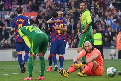 El fútbol todo, en una escena: el arquero mira sin ver, resignado igual que sus compañeros, mientras Messi recibe abrazos de sus compañeros y las loas del Camp Nou