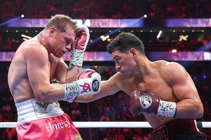 Dmitry Bivol al ataque en su victoria sobre Canelo Alvarez