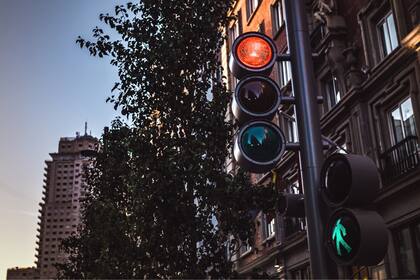 Doblar a la izquierda en rojo solo está permitido en calles de un solo sentido que conectan con otra de un solo sentido