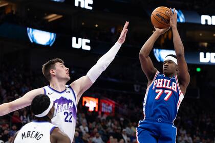 Doble-doble de Edgecombe ayuda a los 76ers a vencer 126-116 al Jazz
