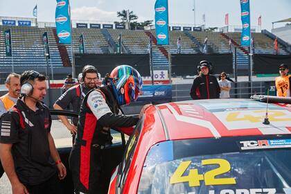 Doble función: en el autódromo porteño Pechito compartirá auto con Rossi en TC2000 y se estrenará, también con Toyota, en el TCR South America.