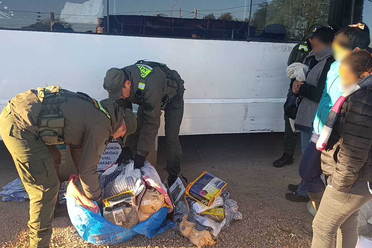 Doble hallazgo en un ómnibus: Descubrieron un doble fondo dentro de asaderas con 20 kilos de pasta base y detectaron 47 kilos de cocaína entre mantas (Prensa Gendarmería)