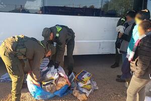Doble hallazgo en un ómnibus: Descubrieron un doble fondo dentro de asaderas con 20 kilos de pasta base y detectaron 47 kilos de cocaína entre mantas (Prensa Gendarmería)