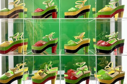 Doble plataforma consistió en 16 pares de zapatos en cuero charol de colores flúo y negro, expuestos en cubos de acrílico (1967)