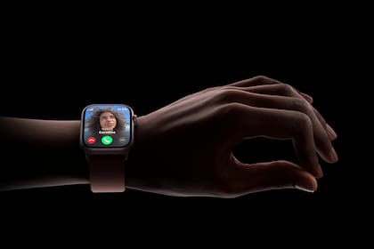 Doble toque, la función para interactuar con el Apple Watch sin tocar la pantalla, está disponible desde el watchOS 8 presentado en 2021