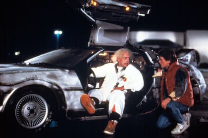 Doc Brown (Christopher Lloyd) y Marty (Michael J. Fox) dentro del auto que funciona como máquina del tiempo en Volver al futuro
