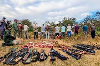 Doce personas, entre ellas, un comisario, fueron detenidas cuando cazaban en una zona protegida del norte de Santa Fe con un arsenal de armas de guerra, incluido un FAL