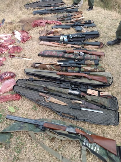 Doce personas, entre ellas, un comisario, fueron detenidas cuando cazaban en una zona protegida del norte de Santa Fe con un arsenal de armas de guerra, incluido un FAL