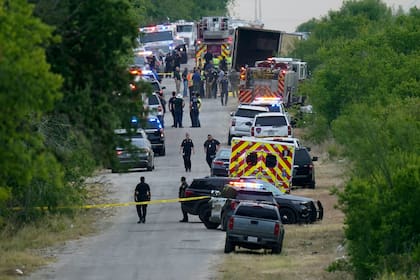 Docenas de personas fueron encontradas muertas en un trailer en Estados Unidos; la policía y las ambulancias están en el lugar
