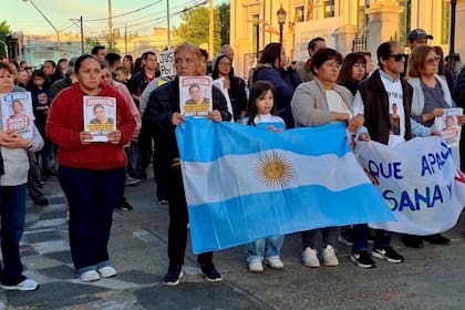 Docentes, alumnos y vecinos marcharon en silencio por las calles de Esquina, Corrientes, para exigir justicia por el crimen de Nancy Godoy