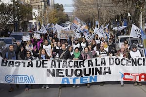 Docentes de Neuquén rechazaron una ley provincial que premia el presentismo.