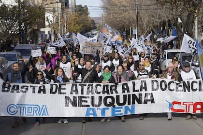 Docentes de Neuquén rechazaron una ley provincial que premia el presentismo.