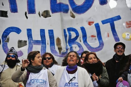 Docentes marchan hacia la Casa de Chubut en reclamo por las agresiones sufridas por los docentes patagónicos