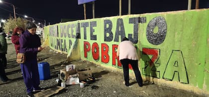 Docentes pintan la consigna "Ningún docente bajo la línea de la pobreza", como parte de las medidas de protesta. Río Gallegos, Santa Cruz.