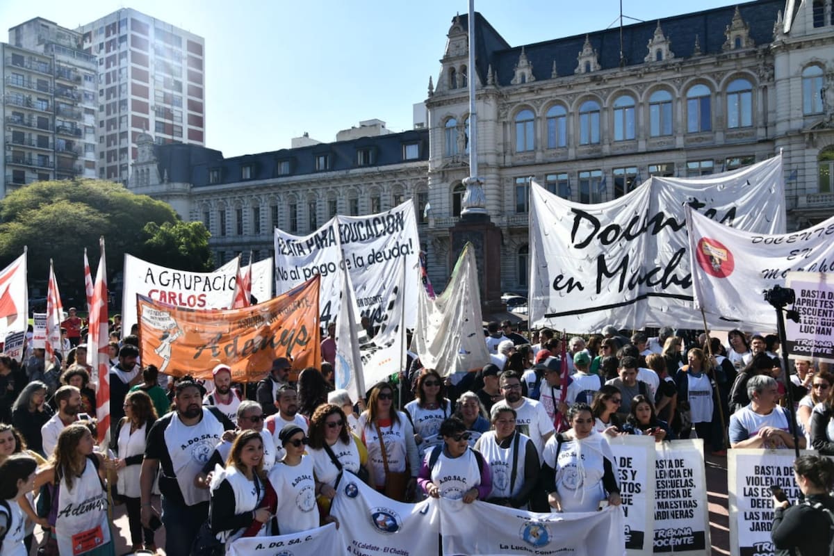 Docentes porteños y bonaerenses se movilizaron al Ministerio de Educación Nacional