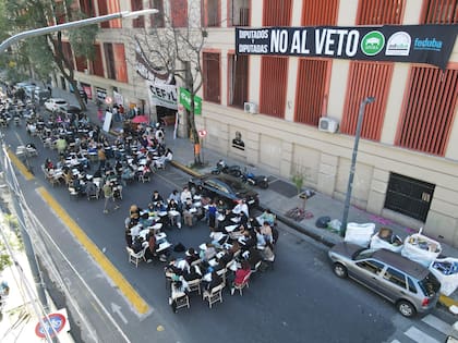 Docentes y alumnos de la Facultad de Filosofía y Letras realizan clases públicas en la calle Puán