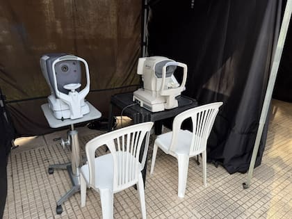 Docentes y estudiantes de la carrera de Óptica y Contactología de la Facultad de Farmacia y Bioquímica de la UBA realizan controles visuales en la plaza