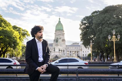 doctor en Ciencia Política y Relaciones Internacionales (Sciences Po, París). Pos-doctorado en Ciencias Cognitivas y Psicología Evolucionista (École Normale Supérieure de Paris), crítico de las teorías Woke.