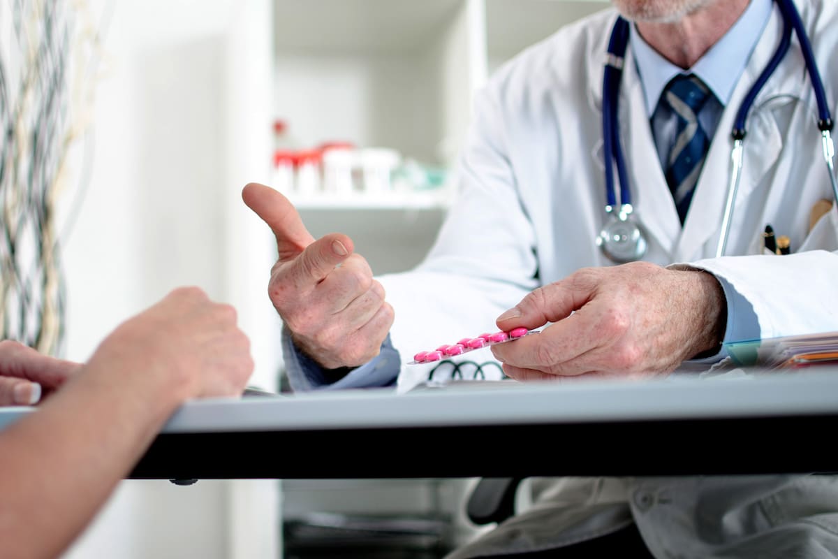 Doctor, paciente, pastillas, médico, consulta, medicina, prepagas, obras sociales, obra social