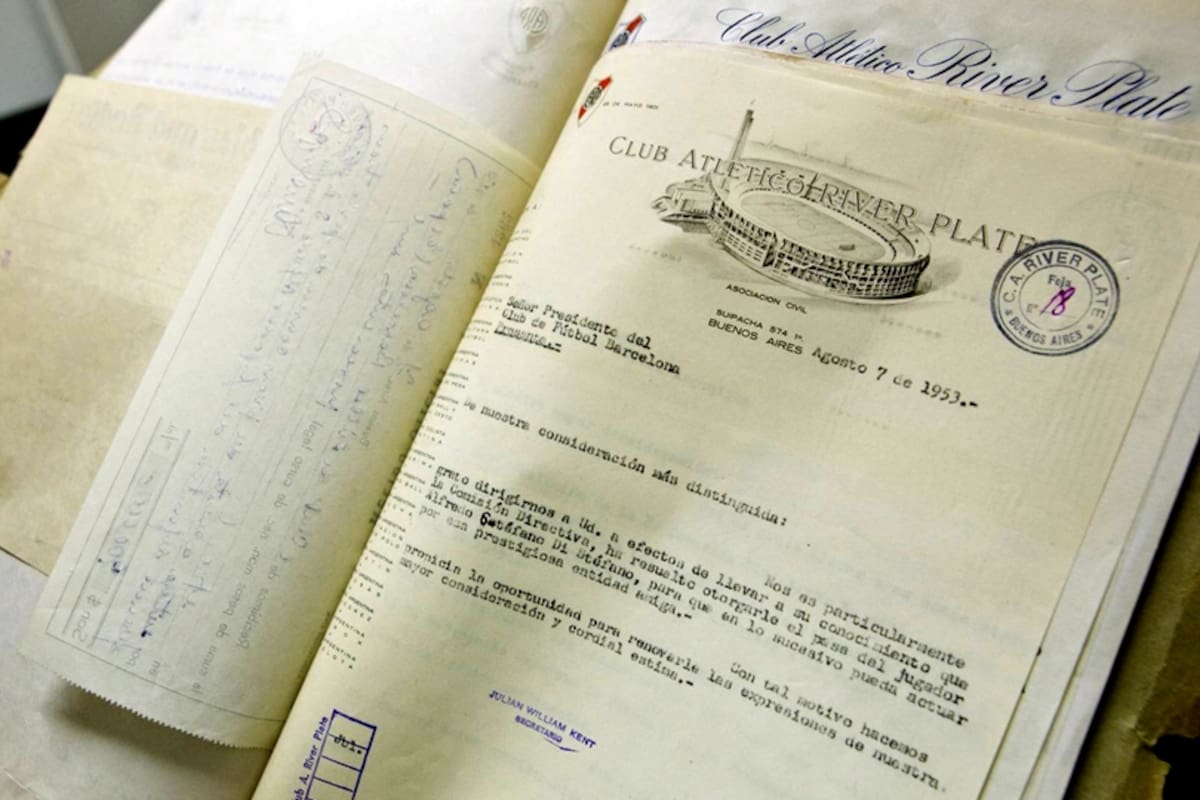 Documento fechado el 7 de agosto de 1953 que prueba que el club argentino River Plate acordó la venta de Di Stéfano con el Barcelona
