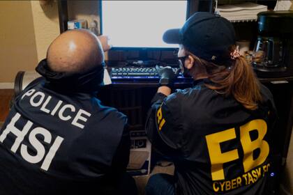 Documentos afirman que el FBI infiltró chat cifrado de Signal para vigilar a defensores de migrantes en Nueva York