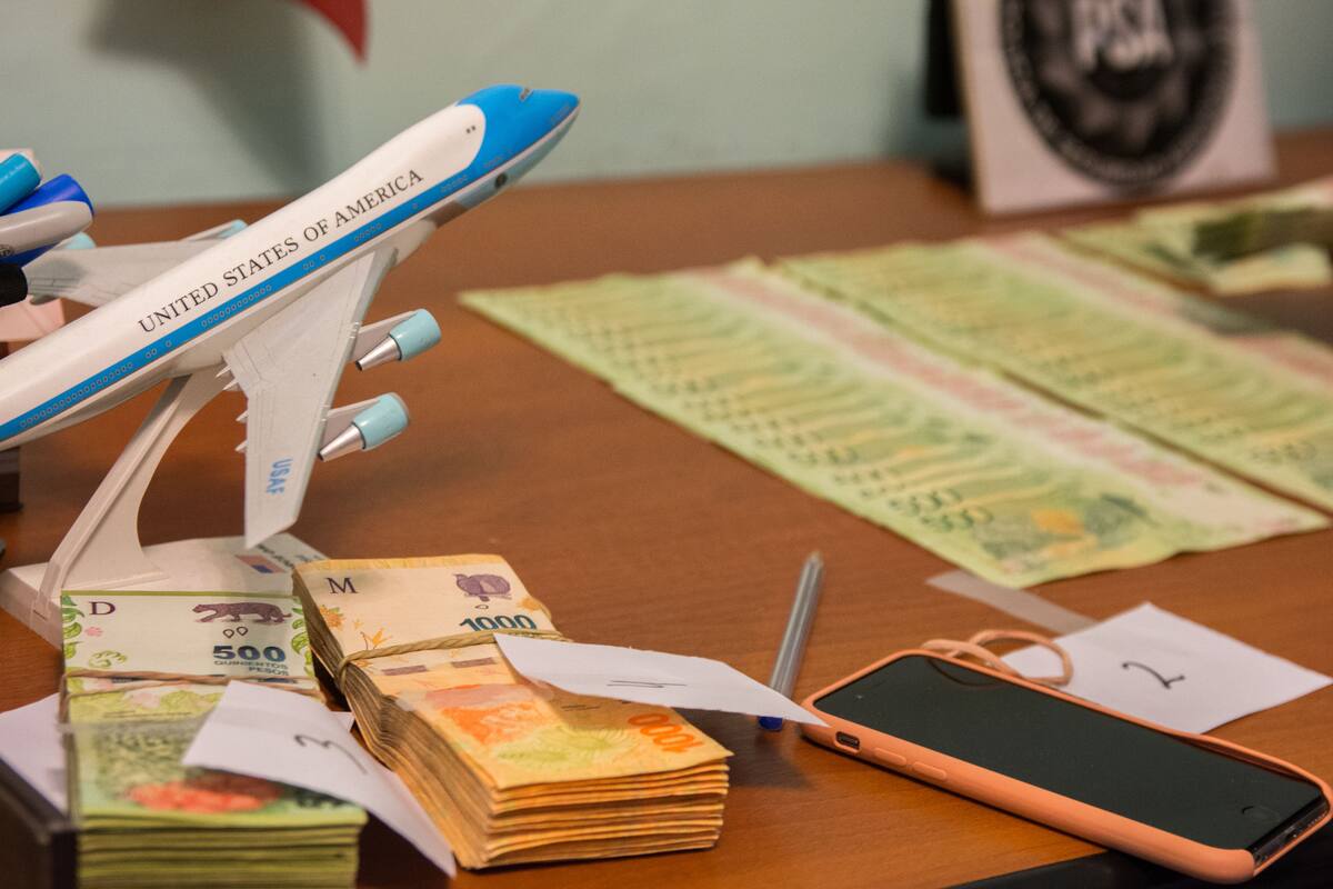 Documentos, sellos, pasaportes y autos fueron secuestrados por la Policía de Seguridad Aeroportuaria (PSA) en una investigación contra una organización que creaba falsas "historias de vida" para obtener visas a los Estados Unidos