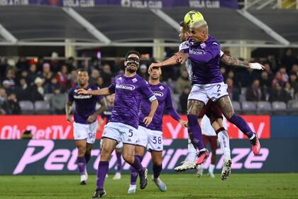 Dodo de la Fiorentina salta para un cabezazo en el encuentro de cuartos final de la Copa de Italia ante el Torino el miércoles 1 de febrero del 2023. (Massimo Paolone/LaPresse via AP)