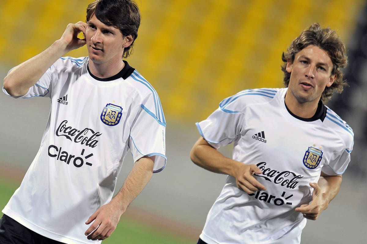 DOHA (QATAR), 15/11/2010.- Los jugadores de la selección argentina de fútbol Lionel Messi (i) y Gabriel Heinze, fotografiados durante el entrenamiento de su selección en el Qatar Sports Club de Doha, Qatar, hoy, lunes 15 de noviembre de 2010. Argentina se enfrentara a Brasil en un partido amistoso e