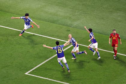 Ao Tanaka de Japón celebra después de marcar el segundo gol del equipo durante el partido del Grupo E de la Copa Mundial de la FIFA Qatar 2022 entre Japón y España