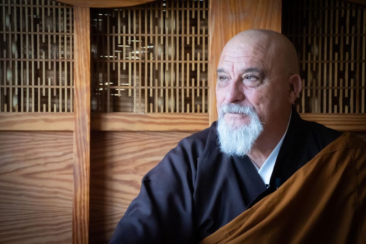 Dokushō Villalba lleva casi cinco décadas dedicado a la práctica, el estudio y la enseñanza del Zen y el mindfulness