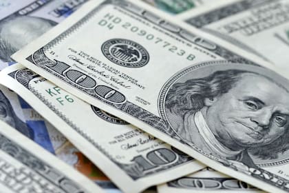 El dólar blue alcanza por primera vez los $215