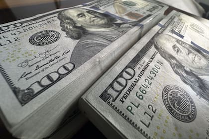 Dólar: a cuánto cotiza hoy el oficial y el blue